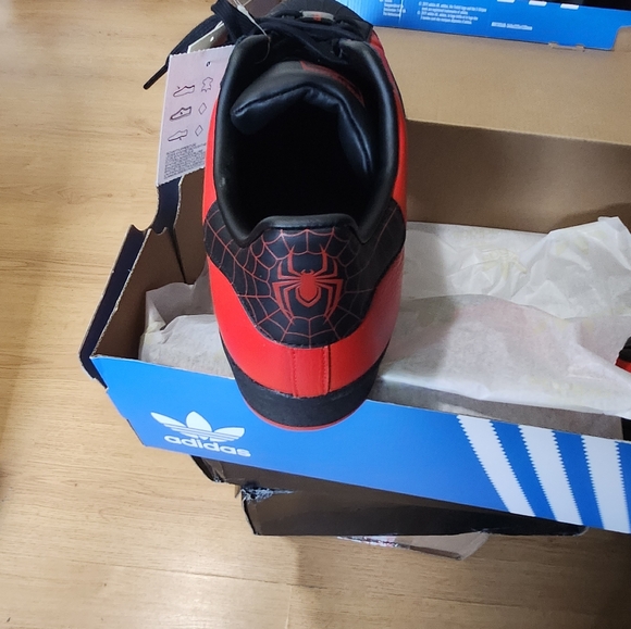 ADIDAS - Picture 4 of 4